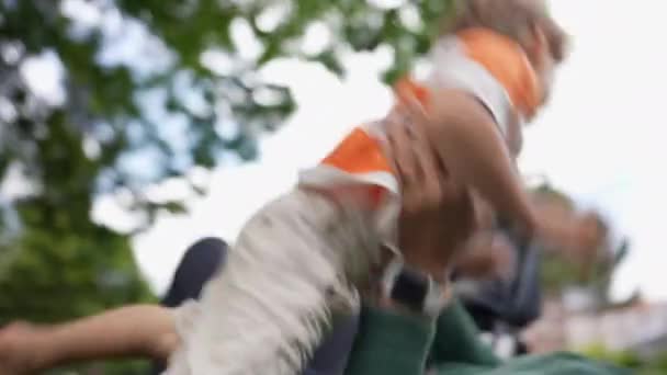 Дитина Стрибає Матір Лежачи Траві Парку Відкритому Повітрі Концепція Щастя — стокове відео
