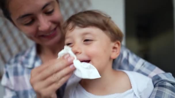妈妈擦拭孩子流鼻涕 患感冒时照顾子女的父母生活方式 — 图库视频影像