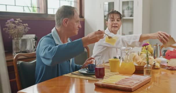 Glad Äldre Par Romantisk Tid Tillsammans Vid Frukostbordet Senior Mogen — Stockvideo