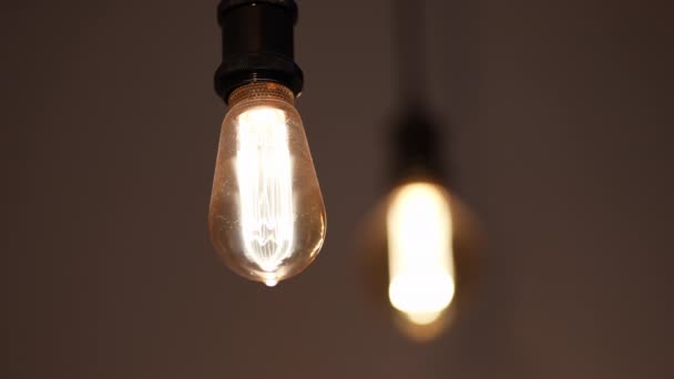 電球が消えた 電球の天井をオフに切り替えます 停止する電気 — ストック動画