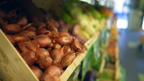 Garlic Onions Grocery Store Display Organic Market — Video Stock