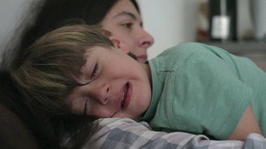 Ağlayan ağlak çocuk. Anne küçük üzgün çocuğu teselli ediyor. Kriz geçiren çocuk ağlıyor