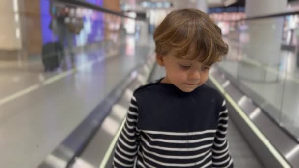 Child Standing Moving Corridor Airport Terminal Small Boy Passenger Traveling — Vídeo de Stock