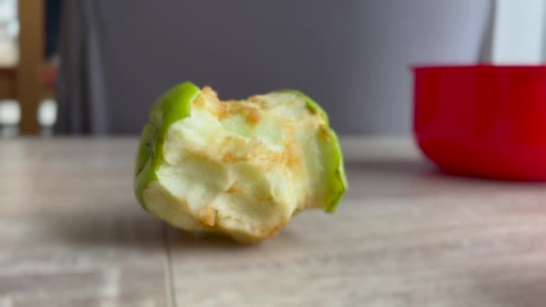 手工采摘桌上一半吃的青苹果 带有咬伤的健康小吃 — 图库视频影像