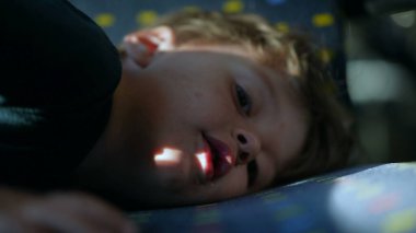 Güzel çocuk trenle seyahat ederken kameraya bakıyor.