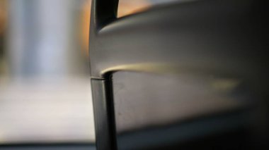 Otobüsle giderken soyut ışık bokeh etkisi. Aydınlatıcı metal