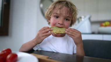 Çocuk kavun yiyor. Sağlıklı beslenen portre çocuğu.