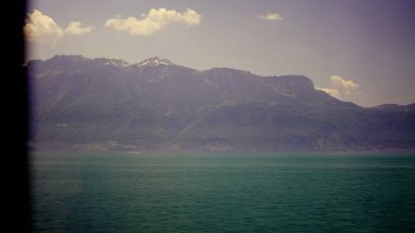 Trenle dağ ve göl boyunca seyahat eden yolcu POV 'u