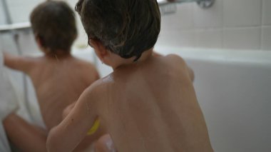 İki küçük kardeş birlikte banyo yapıyor.