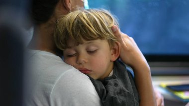 Trenle seyahat ederken annenin kucağında uyuyan bir bebek var.