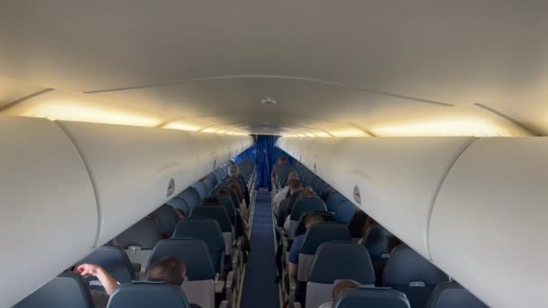 Partea Din Spate Tavanului Aeronavei Interiorul Cabinei Avionului Pasagerii Văzuţi — Videoclip de stoc
