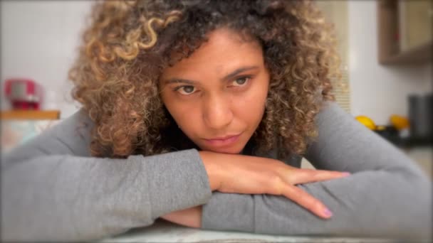 Angst Afrikansk Amerikansk Kvinde Føler Sig Optaget Derhjemme Køkkenbord Brasiliansk – Stock-video