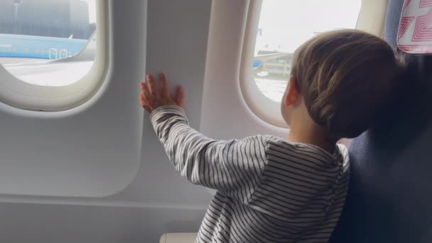 Passenger Child Looking Plane Window Lifestyle Family Traveling Vacation Concept — Stockvideo