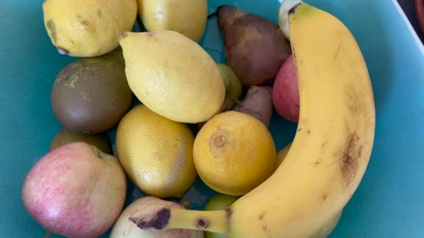 Φρούτα Μέσα Στο Μπολ Μήλα Μπανάνα Και Λεμόνια — Αρχείο Βίντεο