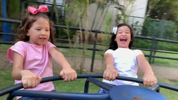 Διασκεδαστικό Κοριτσάκι Παίζει Στην Παιδική Χαρά Κυκλική Καρουζέλ Κίνηση — Αρχείο Βίντεο
