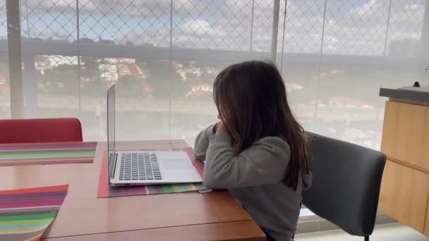 在笔记本电脑前的女童 小女孩在家里的阳台上观看现代科技的娱乐媒体 — 图库视频影像