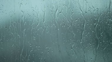 Yağmurlu bir günde penceredeki damlacıklar