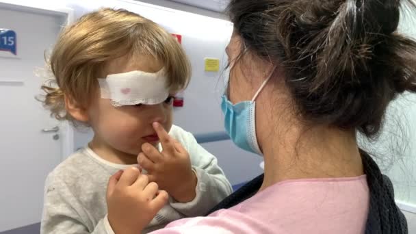 Menyakiti Anak Kecil Rumah Sakit Dengan Jahitan Setelah Jatuh Toddler — Stok Video