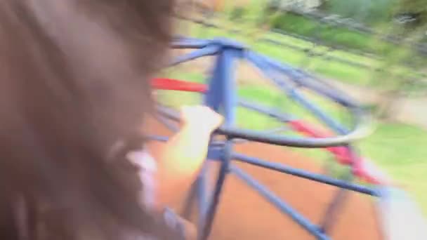 Одна Щаслива Маленька Дівчинка Крутиться Дитячому Майданчику Карусель Відкритому Повітрі — стокове відео