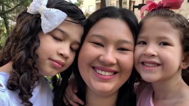 Happy Mother Posing Camera Little Daughters Close Faces Smiling Three — Vídeo de Stock
