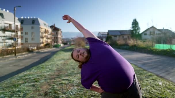 体を屋外に伸ばす太りすぎの人 男の原因者が走り出す準備をする姿に戻る — ストック動画
