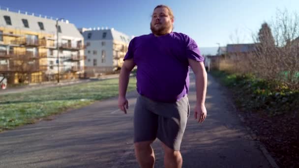 運動前に太りすぎの若い男が体を動かす プラスサイズ男性原因アジア人の人屋外で実行するための準備 — ストック動画