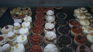 Tatlı hamur işleri mağazada sergileniyor