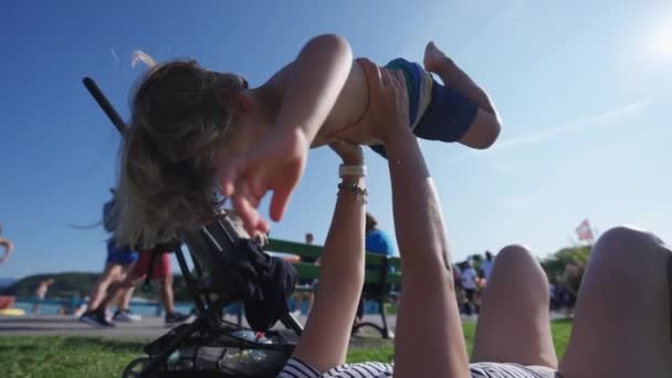 Родитель Держит Ребенка Воздухе Семейный Образ Жизни Наслаждается Летними Каникулами — стоковое видео
