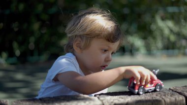  Küçük çocuk oyuncak araba oynamaktan