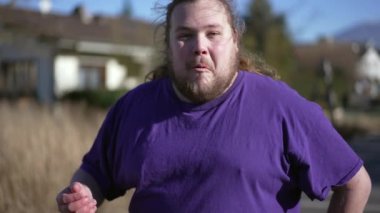 Dışarıda kameraya bakarken mutlu genç adam vay canına. İyi haberleri kutlayan yüz ifadesini kapat. İzleme görüntüsü