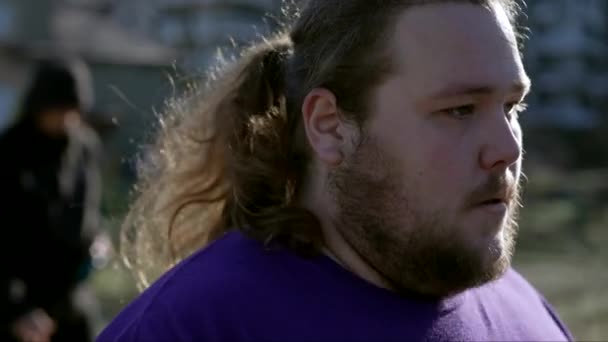 Ein Übergewichtiger Junger Mann Rennt Profil Gesicht Nahaufnahme Eines Pummeligen — Stockvideo