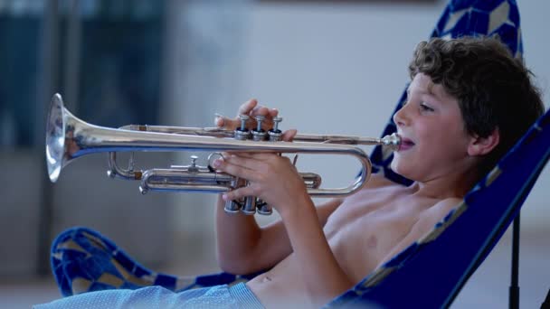 Criança Criativa Tocando Trompete Dentro Casa Menino Praticando Instrumento Musical — Vídeo de Stock