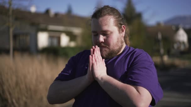 Hopeful Person Looking Sky Smiling Faithful Religious Man Prayer Feeling — Wideo stockowe
