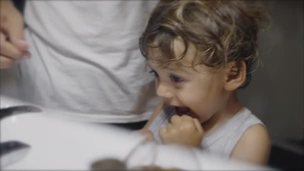 夜のルーチンで一人の男の子が歯を流れる 寝る前に子供のデンタルフロス 浴室のミラーガラスの前の歯科衛生 — ストック動画