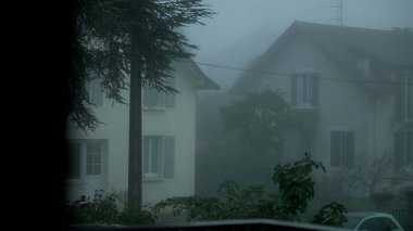 Daire penceresinden karamsar sisli bir gün. Bulutlu ve karanlık bir öğleden sonra Avrupa caddesinin evden görünüşü
