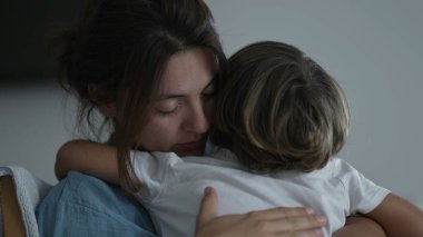 Anne ağlayan çocuğu okşuyor. Anne oğlunu teselli ediyor. Yaşam tarzı Annelik Sevgi ve ilgi konsepti