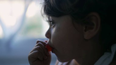 Hipnotize edilmiş çocuk havuç yiyor. Küçük çocuk sağlıklı sebze yiyor.