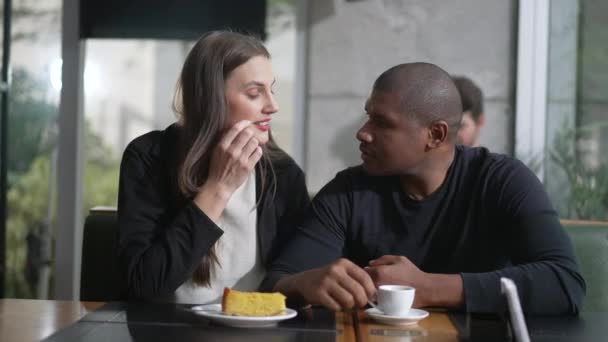 異人種間のカップルがコーヒーショップで話して座っていた 会話の中でカフェレストランで候補者 2人だ 多様性の概念 — ストック動画