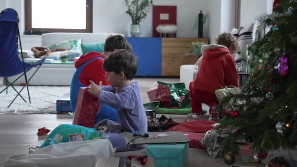 Children Christmas Morning Present Tree Happy Family Receiving Gifts Holiday — Stockvideo