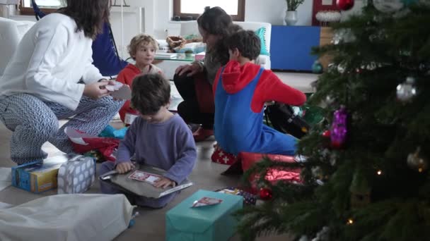 Kids Christmas Morning Present Tree Happy Family Receiving Gifts Holiday — Wideo stockowe