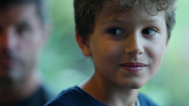 Yakışıklı genç bir çocuğun portresi Sevimli çocuk yüzü