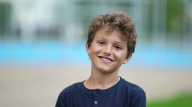 Portre yakışıklı genç çocuk samimi, mutlu çocuk