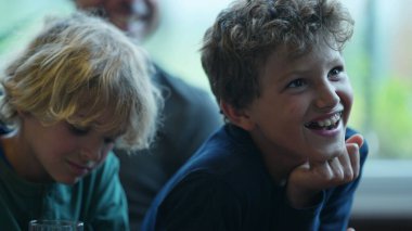 Gülümseyen çocuklar iki çocuğu yakından görüyorlar.