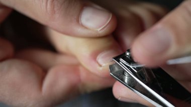 Tırnak makasıyla çocuk tırnağı kesiyorum. Makro, kapat.