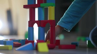 Renkli yapı taşlarını kapatın. Yaratıcı çocuk yatak odasında oynuyor.