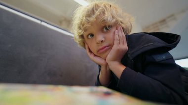 Evde çocuk okuma dergisi. Küçük bir çocuk çocuk kitabı tarafından yutulmuş çenesinden hikayeyle hipnotize edilmiş.