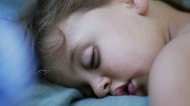 Çocuk uyuyan yakın çekim yüzü. Küçük bir çocuk uyuyor. Tatlı erkek çocuk kestiriyor.
