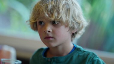 Yakışıklı çocuk yüzü samimi çocuk portresi.