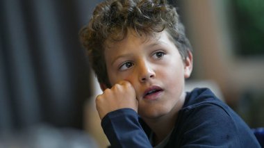 Düşünceli genç bir çocuk portre yapmayı düşünüyor düşünceli bir çocuk.