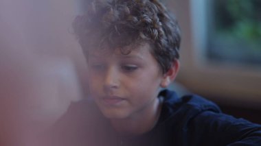 Düşünceli genç çocuk portresi. Düşünceli çocuk yüzü. Yakın plan.